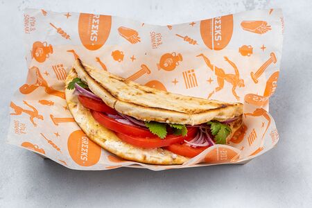 Сырная пита со свежими томатами и красным луком