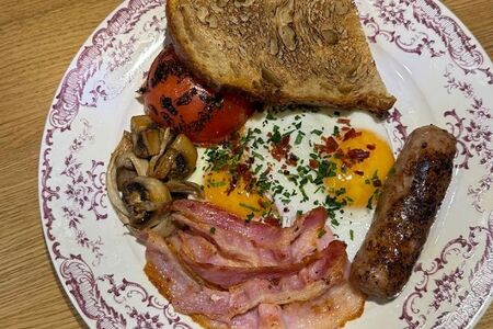 Английский завтрак с беконом и колбасой из рубленого мяса курицы 