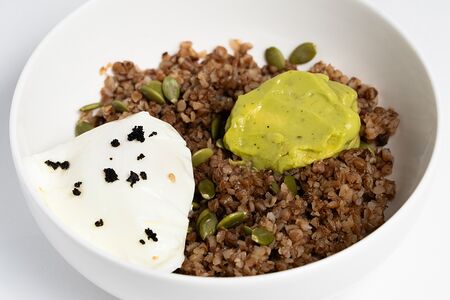 Греча с гуакамоле и яйцом пашот