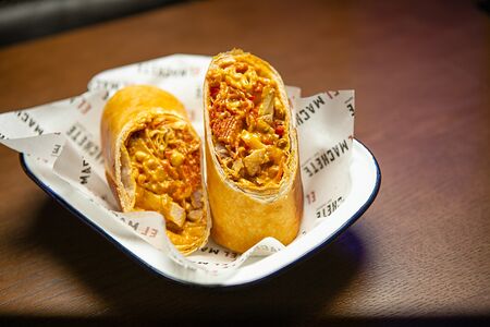 Чимичанга с курицей и чоризо