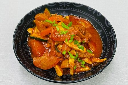 Жаркое с цыпленком и овощами в томатном соусе