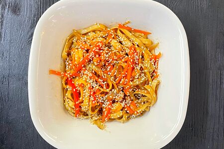 Удон с морепродуктами в соусе унаги