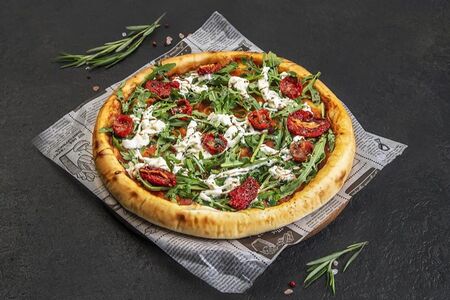 С томатами и сыром страчателла