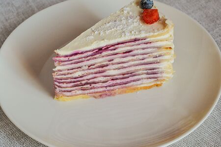 Ягодный блинный торт