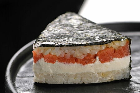 Онигири с лососем