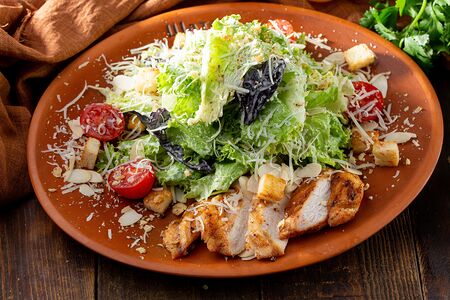 Теплый салат с курицей