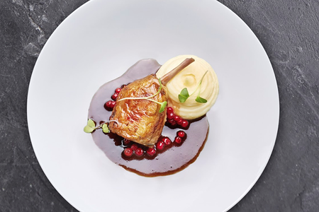 Утиная ножка конфи с картофельным пюре