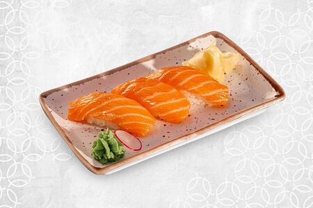 Суши с лососем