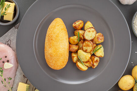 Котлета по-киевски с картофелем, запеченным с розмарином