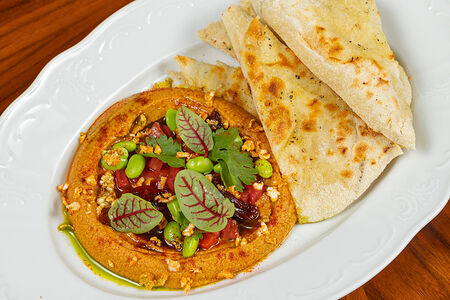 Хумус с томатами и фокаччей