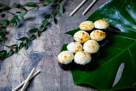 Запеченный ролл с креветкой