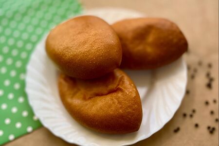 Печеный пирожок с капустой 