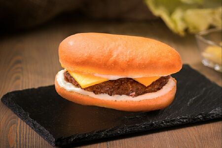 Бургер бифштексом из свинины с сыром и майонезом