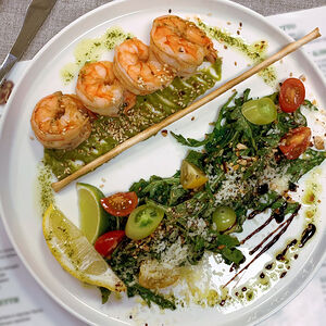 Королевские креветки с пюре из авокадо