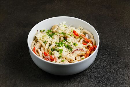 Сливочный удон с цыпленком и грибами 