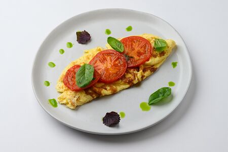 Омлет с жареным сыром и томатами