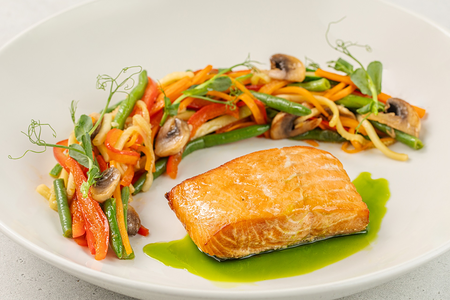 Стейк лосося с овощами гриль и вешенками