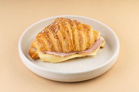 Круассан с мортаделлой и сыром