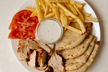 Гирос на тарелке