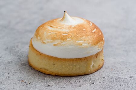 Тарт с лимонным курдом и меренгой