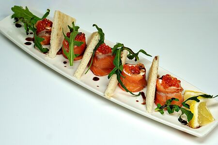 Рулетики из слабосолёного лосося