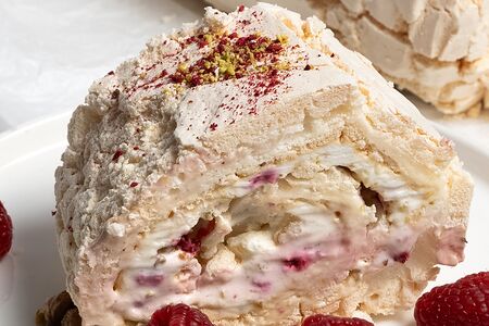 Меренговый рулет с иранской фисташкой (кусок)