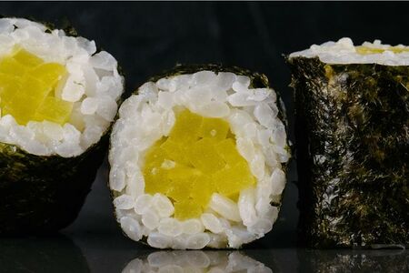 Ролл такуан маки