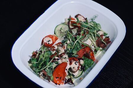 Салат с ростбифом и ореховой заправкой