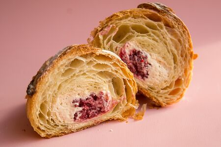 Круассан малина и миндаль