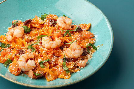 Фарфалле арабьята с креветками и вялеными томатами