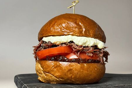 Бургер с рваной говядиной