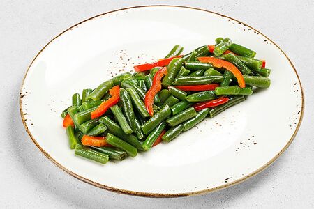 Стручковая фасоль и сладкий перец, обжаренные с чесночным маслом