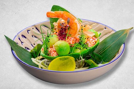 Закуска с авокадо и крабово-креветочным миксом