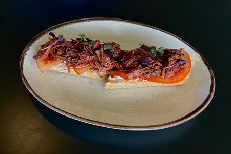 Брускетта с рваной говядиной в мясном соусе, томаты и сливочный сыр 