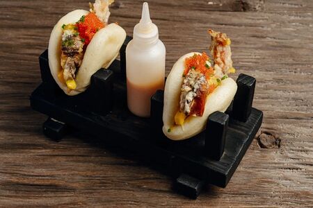 Бао тако с мягкопанцерным крабом и манго