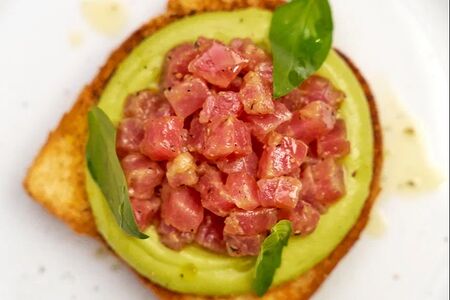 Бриошь с тунцом и кремом из авокадо 