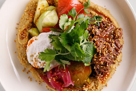 Теплый хумус со рваной говядиной и овощами