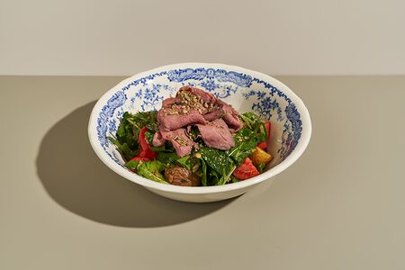 Тёплый салат с ростбифом