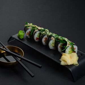 Овощной ролл с чукой и ореховым соусом L