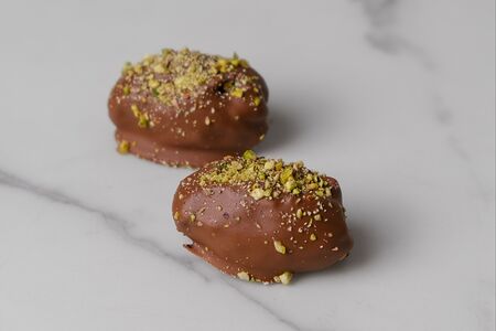 Финик в молочном шоколаде с миндалем