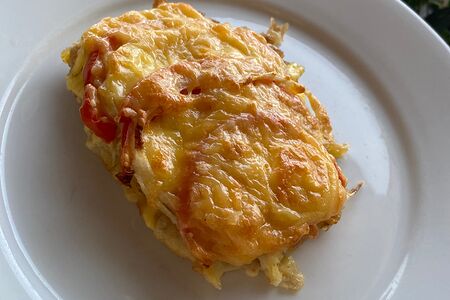 Куриная отбивная с помидором и сыром