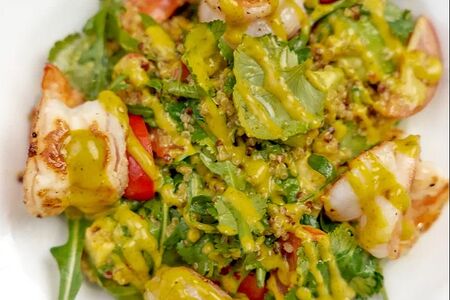 Салат с киноа креветками и соусом манго 