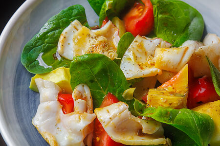 Салат с командорским кальмаром