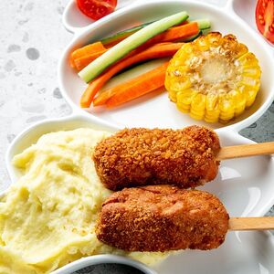 Мишка с эскимо из цыпленка, пюре и овощными палочками