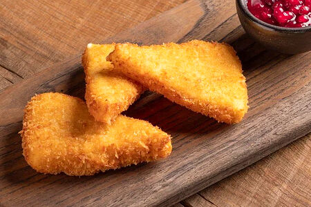 Жареный сулугуни с брусничным соусом