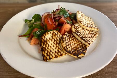 Салат с жареным сыром и томатами   