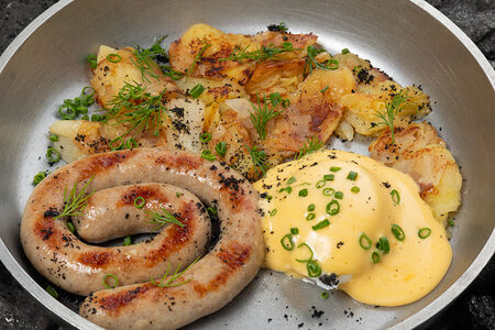 Куриная колбаска с картофельным гратеном, яйцом пашот
