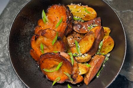 Свинина часю с печеным картофелем