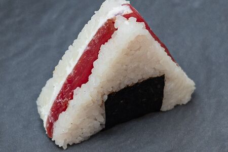 Онигири с тунцом