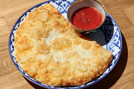 Чебурек с беконом и томатным джемом 